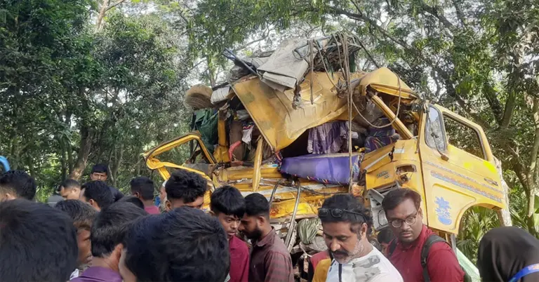 নাটোরে বাস-ট্রাকের সংঘর্ষে নিহত বেড়ে ১৪, আহত ২৬